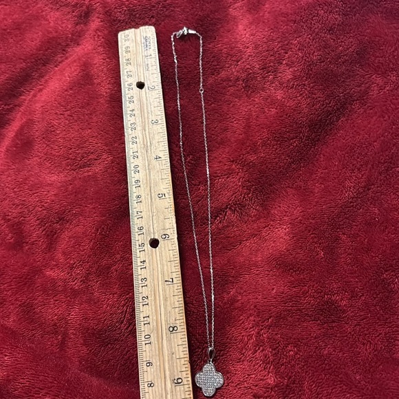 Elegant silver Clover Pendant Necklace - Picture 6 of 7